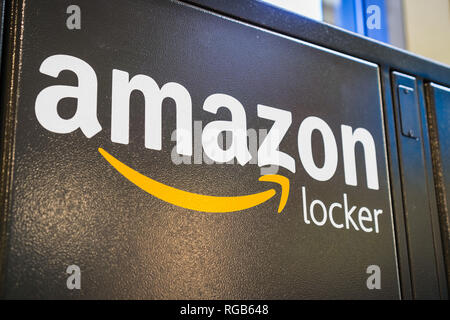 August 2, 2018 Los Altos/CA/USA - Nahaufnahme von Amazon Logo auf einer Ihrer Amazon Schließfächer in einem Store in der San Francisco Bay Area. Stockfoto