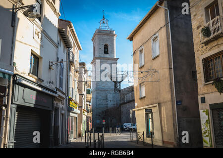 Marseillan, Frankreich - 30. Dezember 2018: die architektonischen Details des Heiligen Johannes der Täufer Kirche im historischen Stadtzentrum an einem Wintertag Stockfoto