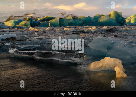 Eisschollen in einem dramatischen Sonnenuntergang Farbe auf Jokulsarlon See, - einem berühmten Gletscher Lagune in Vatnajökull National Park, Island. Stockfoto