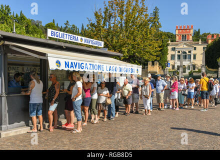 Gardasee, Italien - September 2018: lange Schlange von Menschen Tickets für Fähren von Garda am Gardasee zu kaufen. Stockfoto