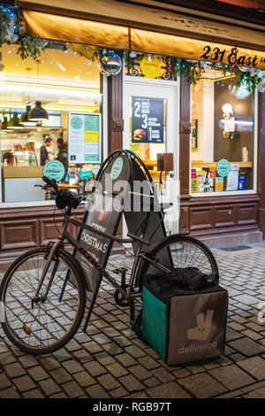 Straßburg, Frankreich - Dec 27, 2017: East 231 Burger Restaurant Cafe mit Deliveroo bike und Tasche in der Nähe des Eingangs Treiber pick geparkt - bis die Bestellung Stockfoto