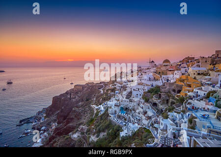 Wunderschöner Sonnenuntergang mit Blick auf die Ammoudi Bucht von Oia Santorini Griechenland Europa. Unglaublich romantischer Sonnenuntergang auf Oia Dorf, Santorini Stockfoto