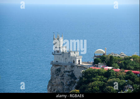 Die neugotische Schloss Lastivchyne hnizdo (Schwalbennest) oben auf den 40 Meter hohen Aurora Cliff am Kap der KI-Todor in Gaspra, Krim, Ukraine. Oktober Stockfoto