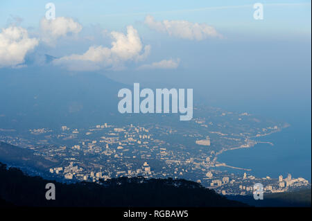 Jalta von Krimberge in Okhotnyche, Krim, Ukraine gesehen. Oktober 2008 © wojciech Strozyk/Alamy Stock Foto Stockfoto