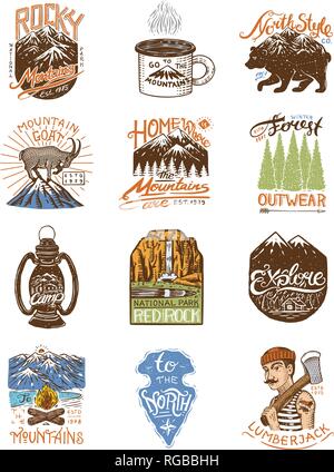 Camping Logos und Labels. Berge und Holzfäller, Braunbär, Bergziege, Pinien. Ausflug in den Wald, Outdoor und Abenteuer. Farbige Abzeichen auf Stock Vektor