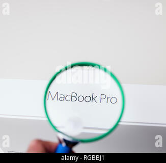 LONDON, GROSSBRITANNIEN - 14.JULI 2018: neues Apple MacBook Pro 15 2018 Laptop mit schnellen Prozessoren und GPU unboxing mit Mann hält Lupe Lupe Stockfoto