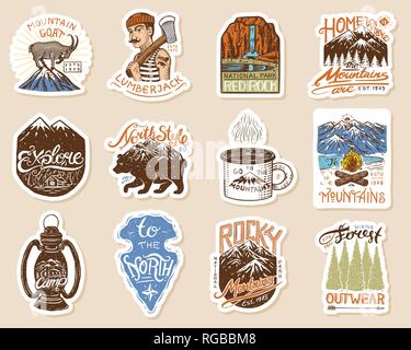 Camping Logos und Labels. Berge und Holzfäller, Braunbär und Ziege, Pinien. Ausflug in den Wald, Outdoor, Abenteuer erwartet. Farbige Abzeichen Stock Vektor