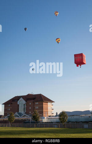 Heißluftballons Drift über York Racecourse während der York Balloon Fiesta. Stockfoto