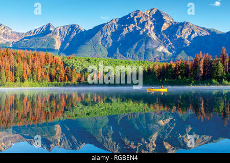 Bootfahren auf Patricia Lake im Jasper Nationalpark mit Pyramide Berg im Hintergrund und heitere Reflexionen auf der Oberfläche des Wassers. Stockfoto