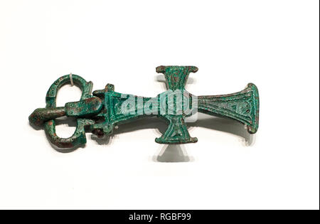 Malaga, Spanien - September 21th, 2018: Gürtelschnalle mit christlichen Motiven verziert. Der westgoten bronze Befestigung Kleider zu Malaga Museum, Spanien Stockfoto