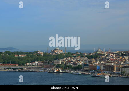 Istanbul, Türkei - Panoramablick auf Istanbul. Vom historischen Galata Turm von oben, aus der Vogelperspektive von Istanbul. Stockfoto