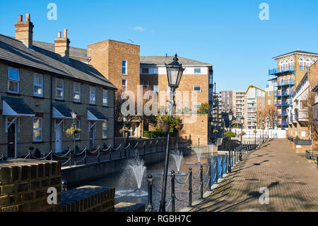 Neue Apartments und Ferienhäuser im Albert Mews, in der Nähe von Limehouse Basin in den Londoner Docklands Bezirk, Großbritannien Stockfoto