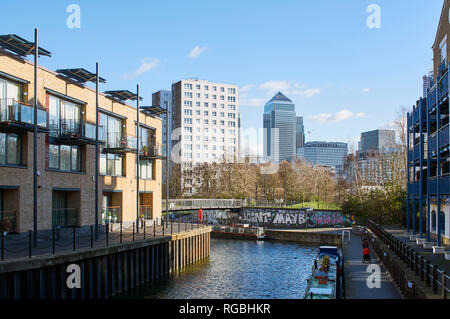 Neue Apartments entlang Limehouse Schnitt an Limehouse, East London UK, Blick auf Canary Wharf Stockfoto