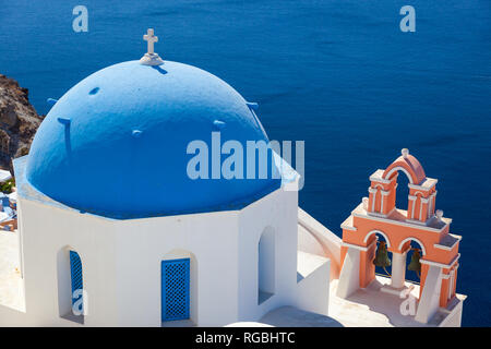 Blick über die Caldera und den typischen blauen Haus, Santorin, Griechenland, eine sehr beliebte Kreuzfahrtschiff im Mittelmeer Stockfoto