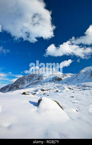 Im Winter im Schnee, bedeckt, Tryfan Snowdonia Wales Stockfoto