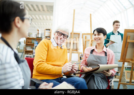 Taille bis Portrait von Senior Art Lehrer sprechen mit Gruppe von Studenten während der Vorlesung in der Hochschule, kopieren Raum Stockfoto