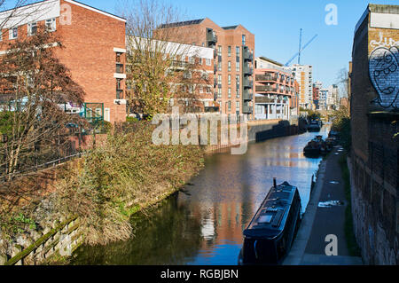 Neue Wohnungen entlang der Ufer der Regents Canal auf Limehouse, East London UK, gesehen von der Commercial Road Stockfoto