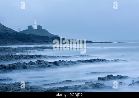 Mumbles Leuchtturm in der Dämmerung, Swansea Bay, Glamorgan, Wales Stockfoto