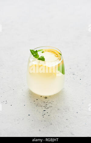 Eis kalten Sommer trinken. Traditionelle Limonade oder Mojito mit Zitrone, Minze und Eis auf weißem Hintergrund. Kopieren Sie Platz für Text. Stockfoto