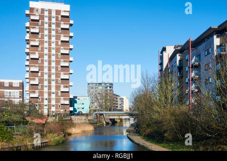 Hochhaus und neue Wohnungen, die durch die Regents Canal an Limehouse, East London UK, gesehen von der Commercial Road Stockfoto