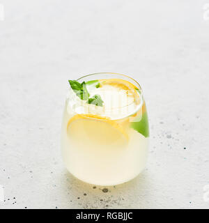 Eis kalten Sommer trinken. Traditionelle Limonade oder Mojito mit Zitrone, Minze und Eis auf weißem Hintergrund. Kopieren Sie Platz für Text. Platz crop. Stockfoto
