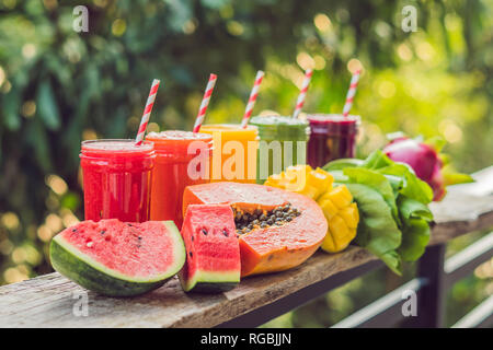 Rainbow von smoothies. Wassermelone, Papaya, Mango, Spinat und Dragon Obst. Smoothies, Säfte, Getränke, Getränke Vielfalt mit frischen Früchten auf einem Stockfoto