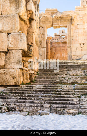 Treppe, die zum Eingang des Tempels von Bacchus, Heliopolis römische Ruinen, Baalbek, Libanon Stockfoto