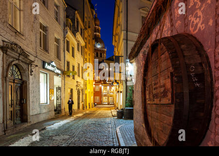 Winter Abend auf einer schmalen Straße in der Altstadt von Riga, Lettland. Stockfoto