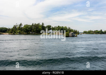 Thousand Islands National Park, St. Lawrence River, Ontario, Kanada, 17. Juni 2018: ein schönes Haus und Hütte auf dem Archipel im Sommer Stockfoto