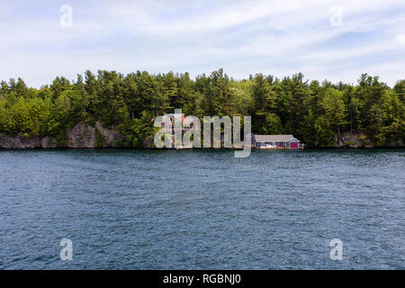 Thousand Islands National Park, St. Lawrence River, Ontario, Kanada, 17. Juni 2018: Schöne Häuser am Ufer des Archipels im Sommer Stockfoto