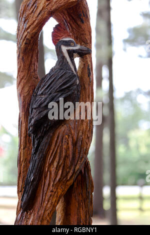 Rawdon, Quebec, Kanada, 18. Juni 2018: Holzskulptur von Specht im Parc des Cascades Stockfoto