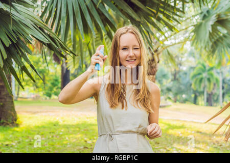 Frau spritzen Insektenschutzmittel Haut outdoor Stockfoto