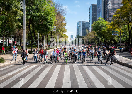 Die sonntägliche Radtour am Paseo de la Reforma in Mexiko Stadt Stockfoto