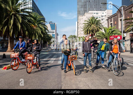 Die sonntägliche Radtour am Paseo de la Reforma in Mexiko Stadt Stockfoto