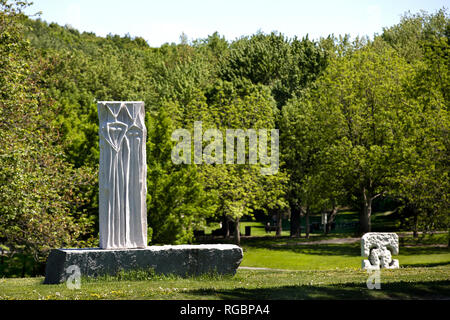 MONTREAL, QUEBEC, KANADA, 3. Juni 2018: Weiße Statuen im Mount Royal Park, auf einem Hintergrund von grünem Gras und Bäume Stockfoto