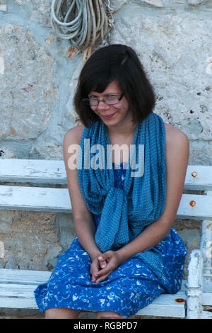 Junges Mädchen sitzt auf einer Bank, Podakraje, Vodice, Šibenik-Knin, Kroatien. MODEL RELEASED Stockfoto