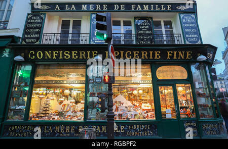 A la Reine de Famille ist die älteste Schokoladengeschäft in Paris. Den Speicher zuerst im Jahre 1761 eröffnet. Stockfoto