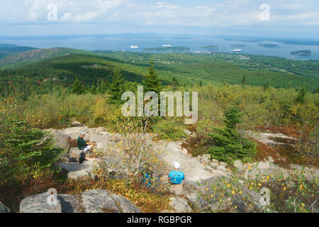 Wanderer auf dem Gipfel des Cadillac Mountain, Acadia National Park, USA ruht. Stockfoto