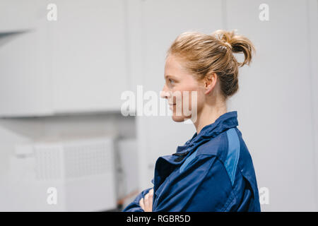 Junge Frau arbeiten als Facharbeiter in einem High-Tech-Unternehmen, Porträt Stockfoto