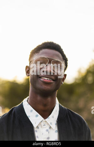 Porträt einer jungen Schwarzen, das Tragen einer Brille Stockfoto