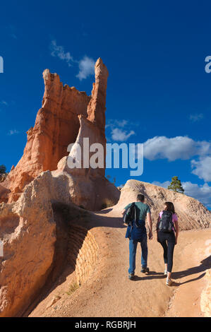 Paar Wanderungen in der faszinierenden Umgebung des Bryce Canyon National Park, Utah, an einem hellen, sonnigen Tag. Stockfoto