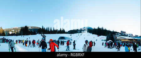 WHISTLER, BC, Kanada - Jan 14, 2019: Ein Blick auf die Skifahrer kommen hinunter den Hügel als von Whistler Village gesehen. Stockfoto