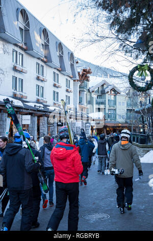 WHISTLER, BC, Kanada - 14. Jan. 2019: Menschenmassen zu Fuß durch Whistler Village. Stockfoto