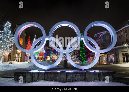 WHISTLER, BC, Kanada - Jan 14, 2019: Die olympischen Ringe in Whistler Village am Abend. Stockfoto