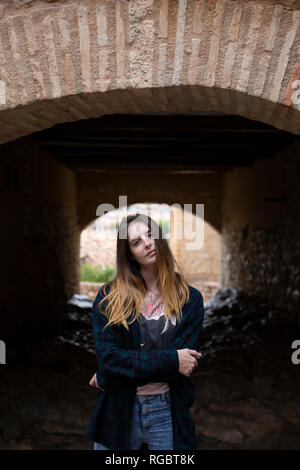 Porträt der jungen Frau vor einem Tunnel Stockfoto