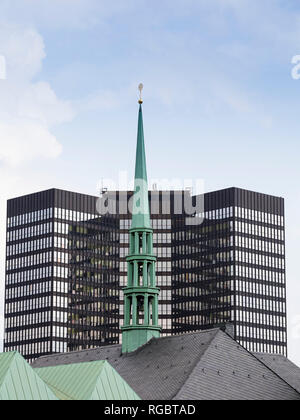 Deutschland, Essen, Blick auf Rathaus und Turm und Dächer der Kathedrale Stockfoto