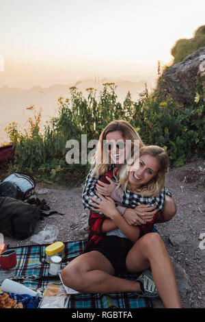 Schweiz, Grosser Mythen, zwei glückliche Freundinnen auf eine Wanderung mit Picknick Pause bei Sonnenaufgang Stockfoto
