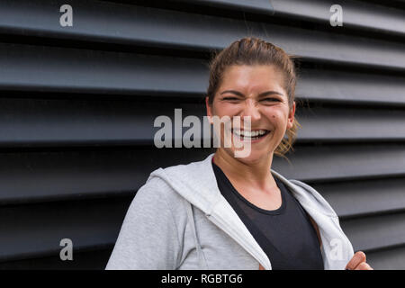 Porträt von lachender Junge Frau Stockfoto