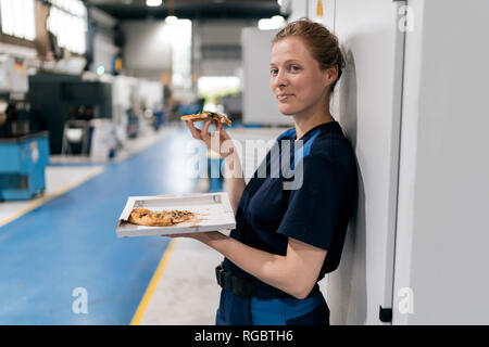 Frau in High-Tech-Unternehmen arbeiten, eine Pause, essen Pizza Stockfoto