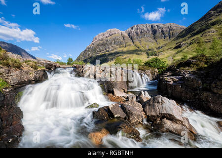 Großbritannien, Schottland, Scottish Highlands, Glencoe, Clachaig fällt und Berg Aonach Dubh Stockfoto